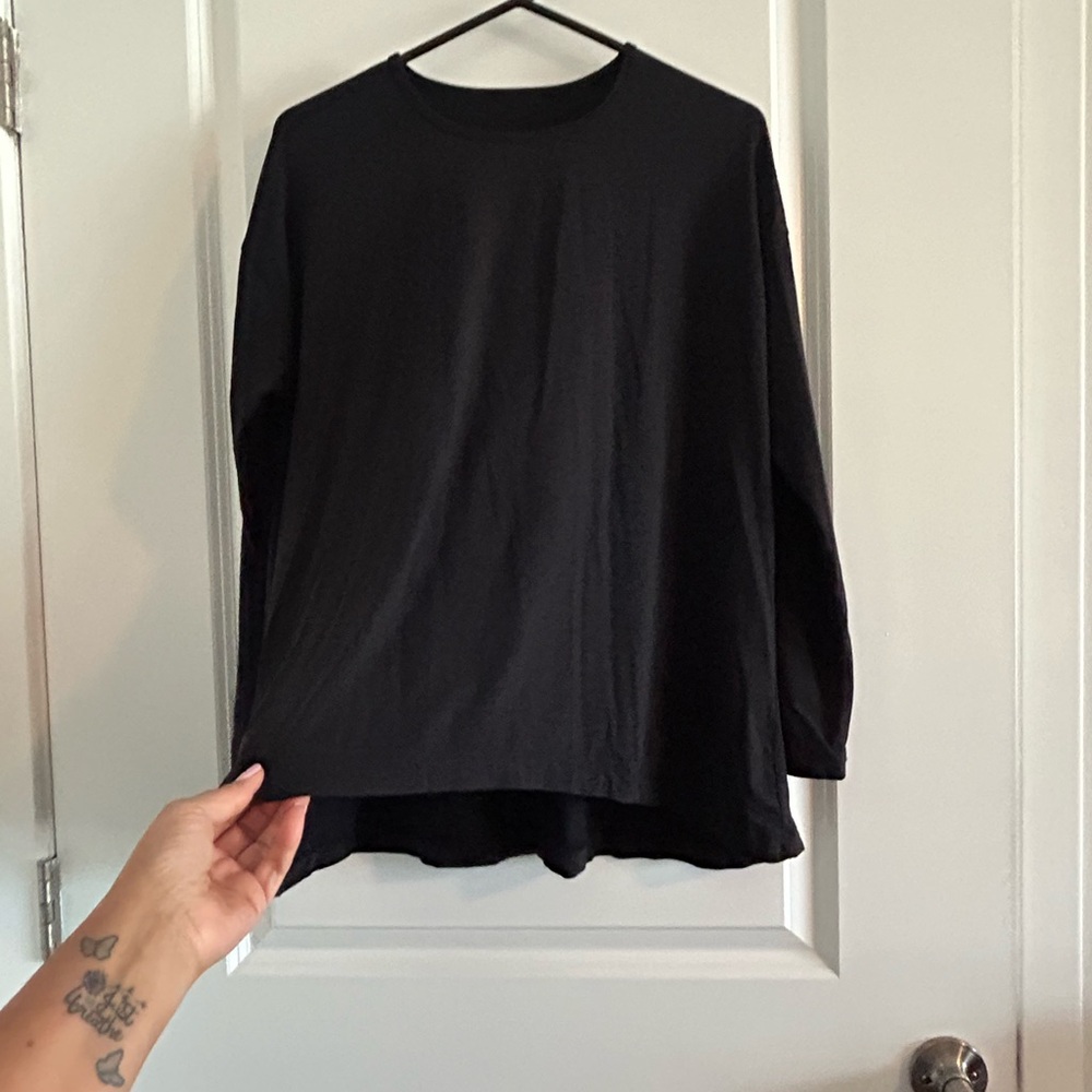 LULULEMON •. Black Long Sleeve Top • - Picture 4 of 6